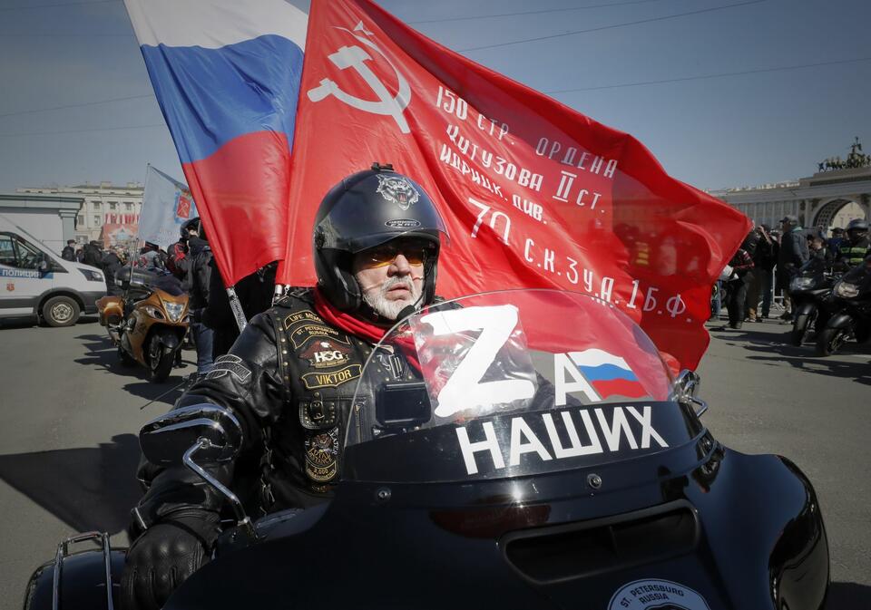 Rosyjski mortocyklista wspierający Putina na otwarciu sezonu motocyklowego w Sankt Petersburgu / autor: PAP/EPA