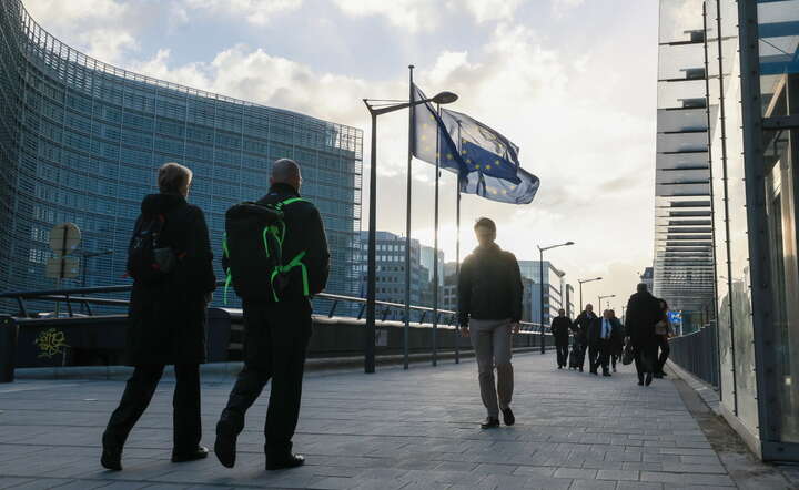 Ministrowie rolnictwa UE spotykają się dziś w Brukseli, by dyskutować o tym, jaki wpływ na branżę ma wojna na Bliskim Wschodzie / autor: PAP/EPA/OLIVIER HOSLET