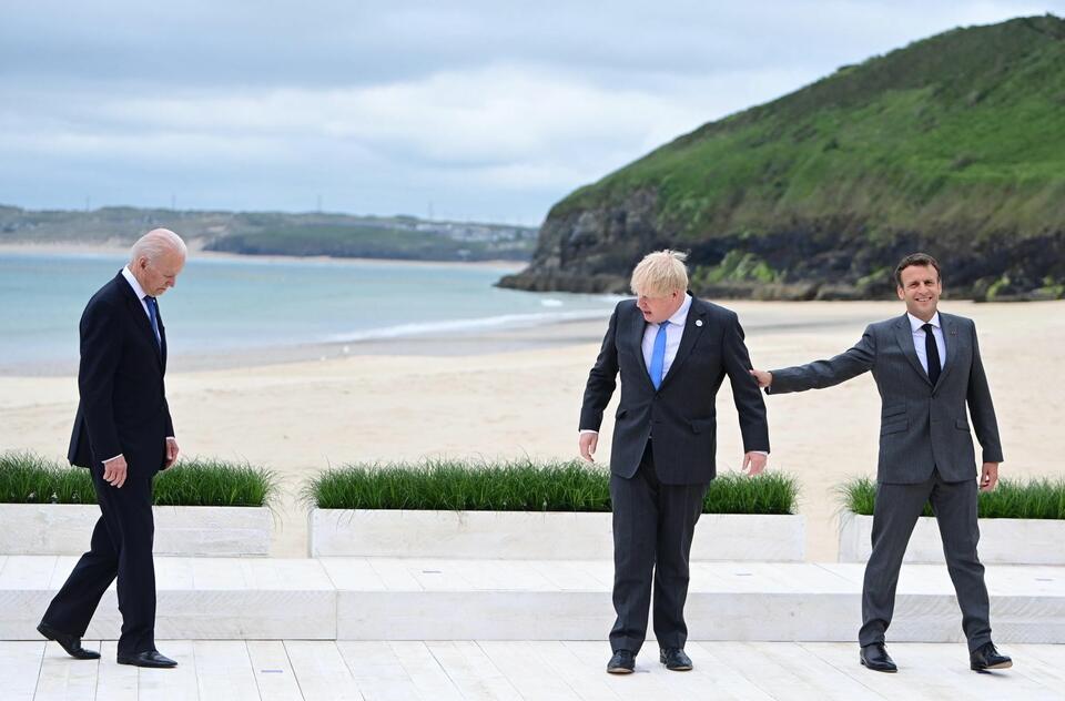 Prezydent USA Joe Biden, premier Wielkiej Brytanii Boris Johnson i prezydent Francji Emmanuel Macron w drodze na wykonanie oficjalnego zdjęcia szczytu G7 Summit w Carbis Bay, (Wielka Brytania), 11 czerwca 2021 r.  / autor: PAP/EPA