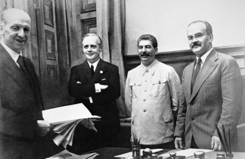 Od lewej stoją:  Friedrich Gauss, Joachim von Ribbentrop, Józef Stalin oraz Wiaczesław Mołotow / autor: Wikipedia/Domena publiczna