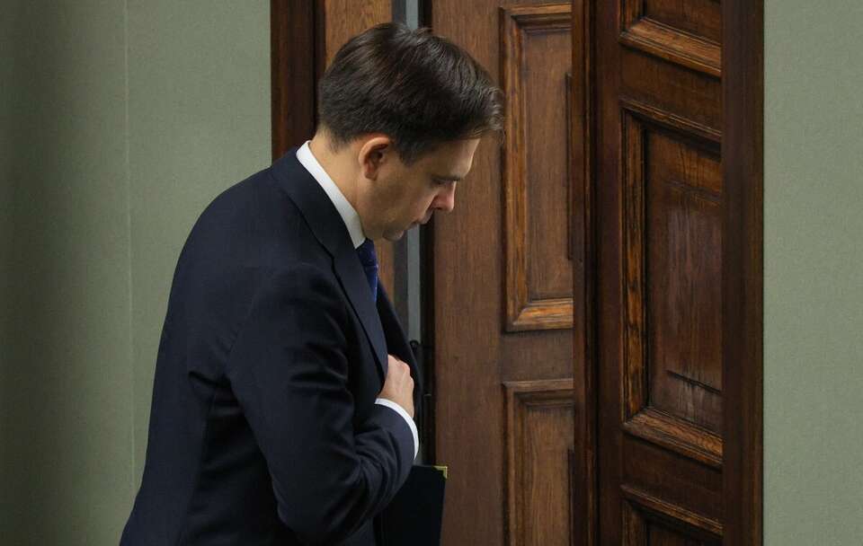 Andrzej Domański opuszcza salę plenarną Sejmu w Warszawie / autor: PAP/Paweł Supernak