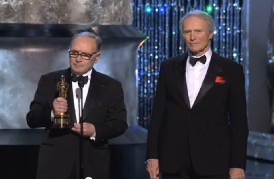 Ennio Morricone i Clint Eastwood. (screenshot z Youtube.com)
