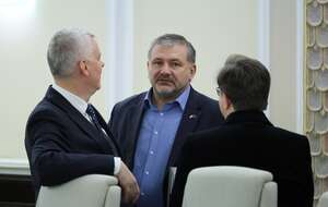 Od lewej: koordynator służb specjalnych Tomasz Siemoniak, minister sprawiedliwości Waldemar Żurek i sekretarz stanu w MEN Katarzyna Lubnauer na posiedzeniu rządu w KPRM w Warszawie. / autor: PAP/Paweł Supernak