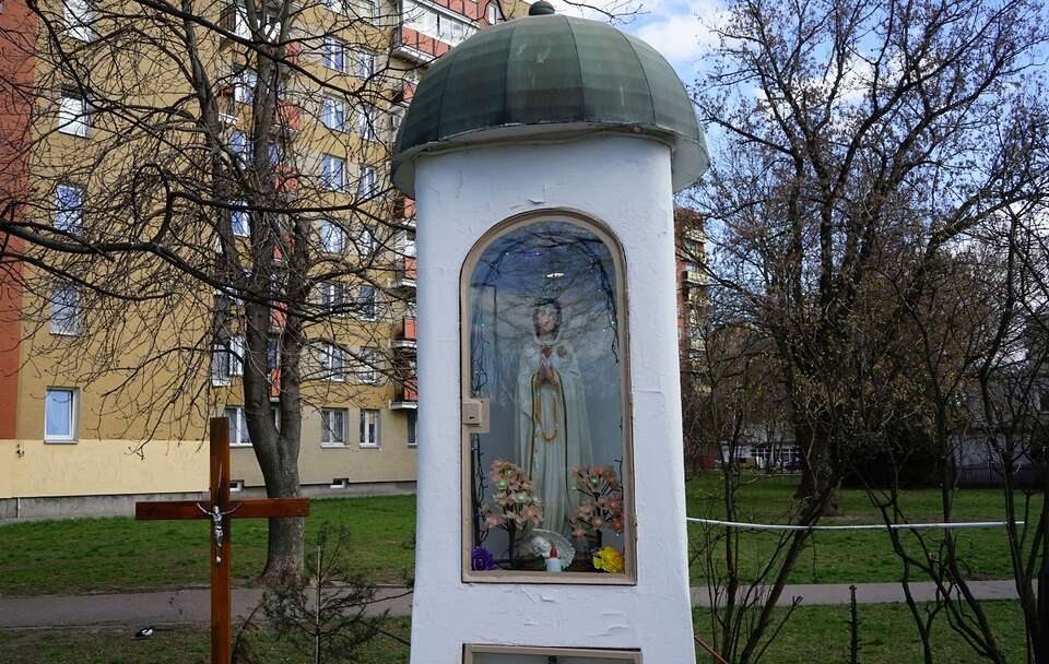 Archiwalne zdjęcie kapliczki ze skradzioną figurką Matki Bożej Róży Duchownej w Warszawie / autor: Fratria