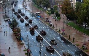 Zniszczone ukraińskie czołgi na ulicach Kijowa / autor: PAP/Vladyslav Musiienko