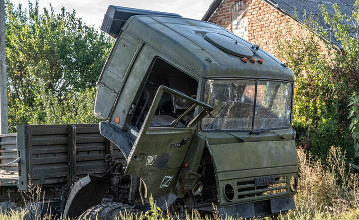 Rosyjska ciężarówka wojskowa stoi w nowo wyzwolonej wsi Grakovo / autor: EPA/PAP