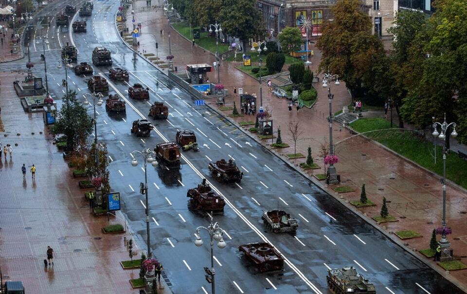 Zniszczone ukraińskie czołgi na ulicach Kijowa / autor: PAP/Vladyslav Musiienko