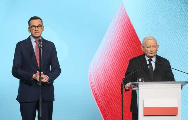 Były premier Mateusz Morawiecki obok prezesa PiS Jarosława Kaczyńskiego podczas wspólnej konferencji prasowej / autor: PAP/Leszek Szymański