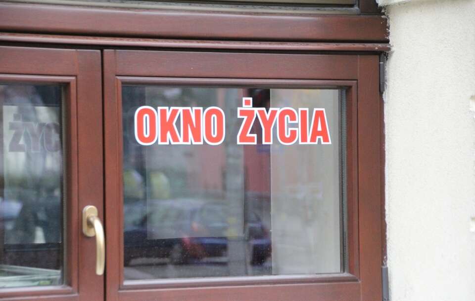 W oknie życia w wielkopolskim Ostrzeszowie znaleziono kilkumiesięcznego chłopczyka. / autor: Fratria
