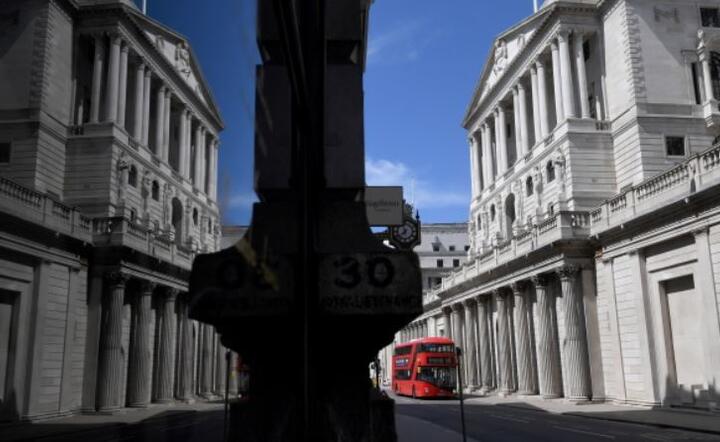 Londyński autobus przejeżdża obok Banku Anglii w Londynie, 18 maja 2020 r. / autor: PAP/EPA/FACUNDO ARRIZABALAGA