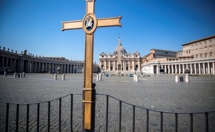 Widok opuszczonego placu św. Piotra podczas niedzielnej mszy świętej za zamkniętymi drzwiami w Bazylice Świętego Piotra w Watykanie, 12 kwietnia 2020 r. / autor: PAP / EPA / ANGELO CARCONI
