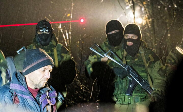 Żołnierze białoruscy na polsko-białoruskiej granicy w Dubiczach Cerkiewnych. 150 agresywnych cudzoziemców próbowało wedrzeć się na terytorium Polski. Atak był nadzorowany przez Białorusinów. / autor: fotoserwis PAP