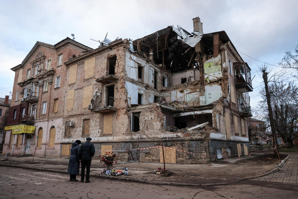Na zdjęciu z dnia 4 stycznia br. zniszczony budynek mieszkalny w Krzywym Rogu.  / autor: PAP/Leszek Szymański