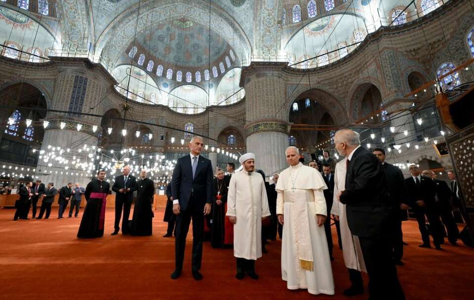 Papież Leon XIV w meczecie Sułtana Ahmeda w Stambule / autor: Vatican Media