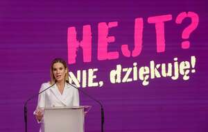 Pierwsza dama Marta Nawrocka () podczas inauguracji cyklu spotkań pod hasłem „Hejt? Nie, dziękuję!”. / autor: PAP/Grzegorz Momot
