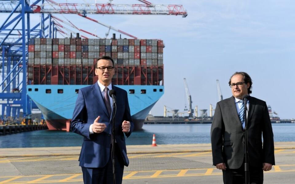 Premier Mateusz Morawiecki (L) i minister gospodarki morskiej i żeglugi śródlądowej Marek Gróbarczyk / autor: PAP/Adam Warżawa