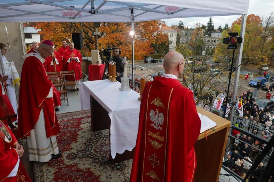 Metropolita warszawski abp Adrian Galbas przewodniczy Mszy św. na balkonie kościoła Św. Stanisława Kostki na Warszawskim Żoliborzu / autor: PAP/Tomasz Gzell