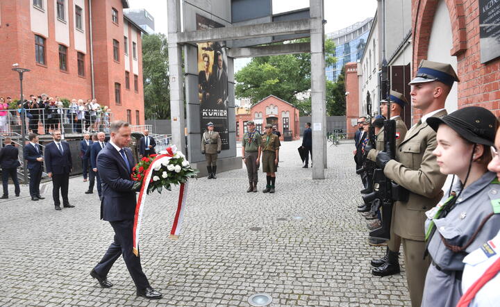 prezydent Andrzej Duda składa kwiaty w Muzeum Powstania Warszawskiego / autor: fotoserwis PAP