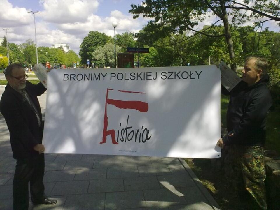 Adam Borowski (z lewej) i Grzegorz Wysocki prezentują transparent, który za chwilę zawiśnie na ścianie ministerstwa edukacji. Fot. wPolityce.pl