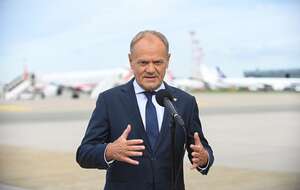 Premier Donald Tusk podczas oświadczenia dla mediów na lotnisku Okęcie w Warszawie / autor: PAP/Marcin Obara