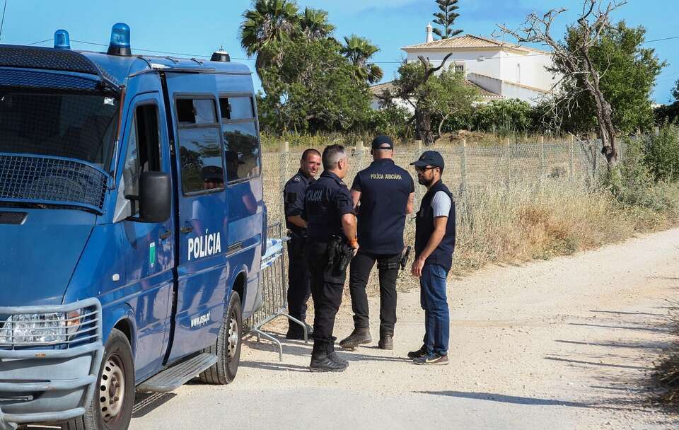 Portugalska policja w trakcie akcji poszukiwania Maddie McCann / autor: PAP/EPA/JOAO MATOS