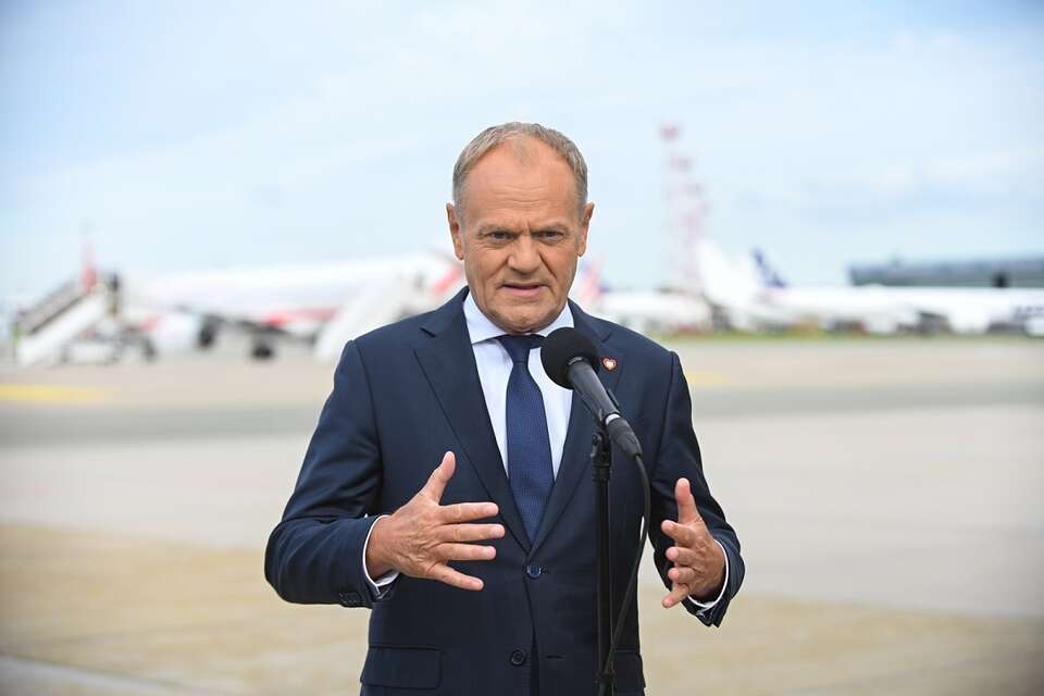 Premier Donald Tusk podczas oświadczenia dla mediów na lotnisku Okęcie w Warszawie / autor: PAP/Marcin Obara