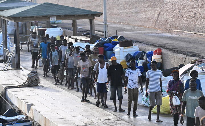 Nielegalni imigranci na Lampedusie / autor: PAP/EPA