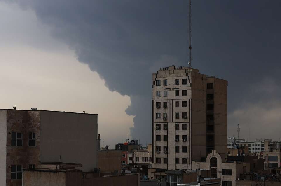 Dym nad Teheranem po ataku na rafinerię. / autor: PAP/EPA