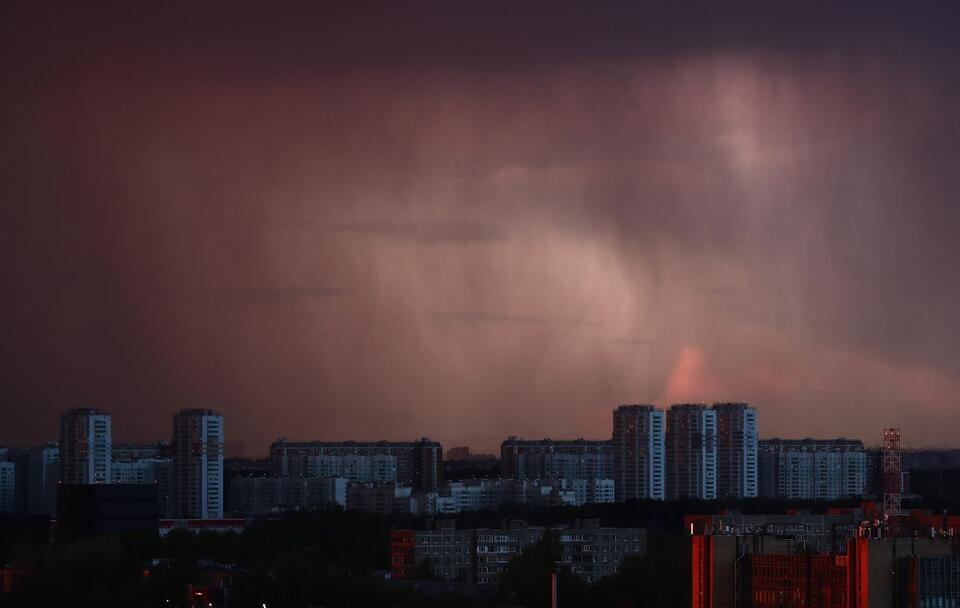 Deszczowe chmury nad Moskwą / autor: PAP/EPA