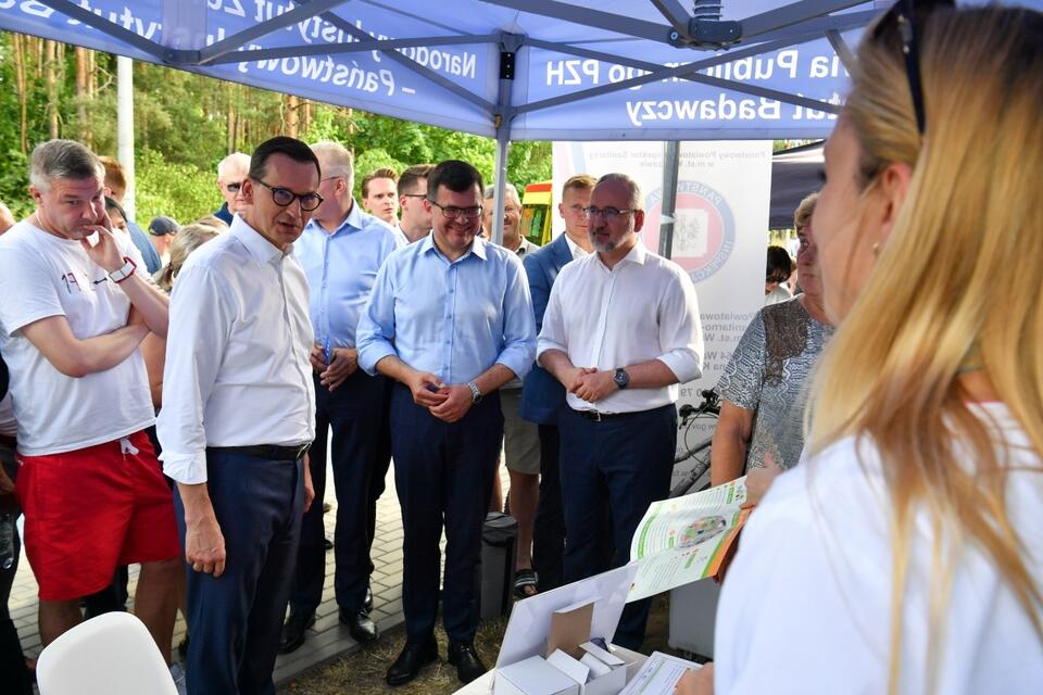 Premier Mateusz Morawiecki (2L), minister zdrowia Adam Niedzielski (2P) oraz wiceminister rozwoju i technologii Piotr Uściński (C) podczas „Pikniku Zdrowia” w Wołominie. / autor: PAP/Andrzej Lange