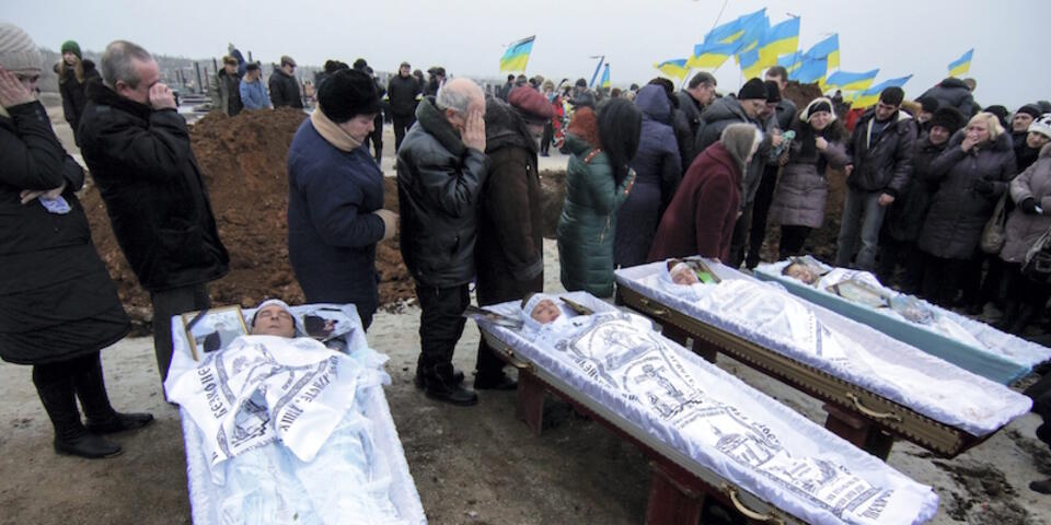 Pogrzeb ofiar ataku rakietowego na Mariupol, fot. PAP/EPA