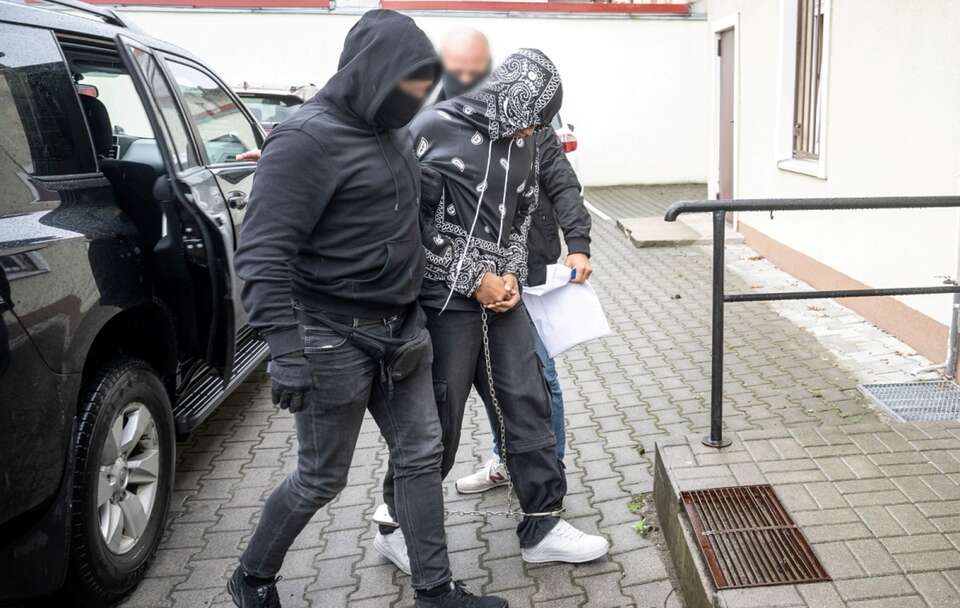 Jeden z oskarżonych doprowadzony do prokuratury / autor: PAP/Tytus Żmijewski