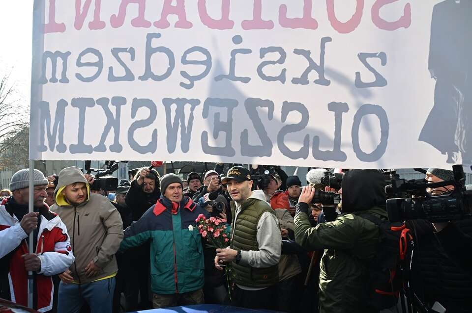 Ksiądz Michał Olszewski opuszcza areszt / autor: PAP/Radek Pietruszka