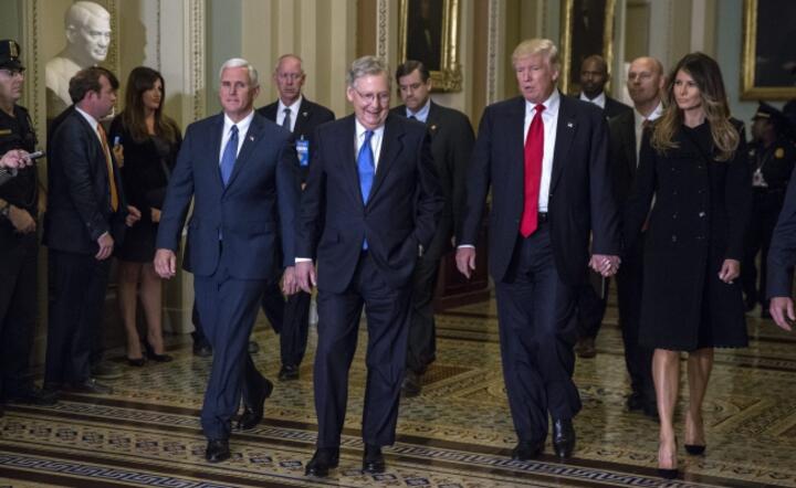 Prezydent Donald Trump spotkał sie na Kapitolu z liderem większości republikańskiej Senatu, fot. PAP/EPA/SHAWN THEW