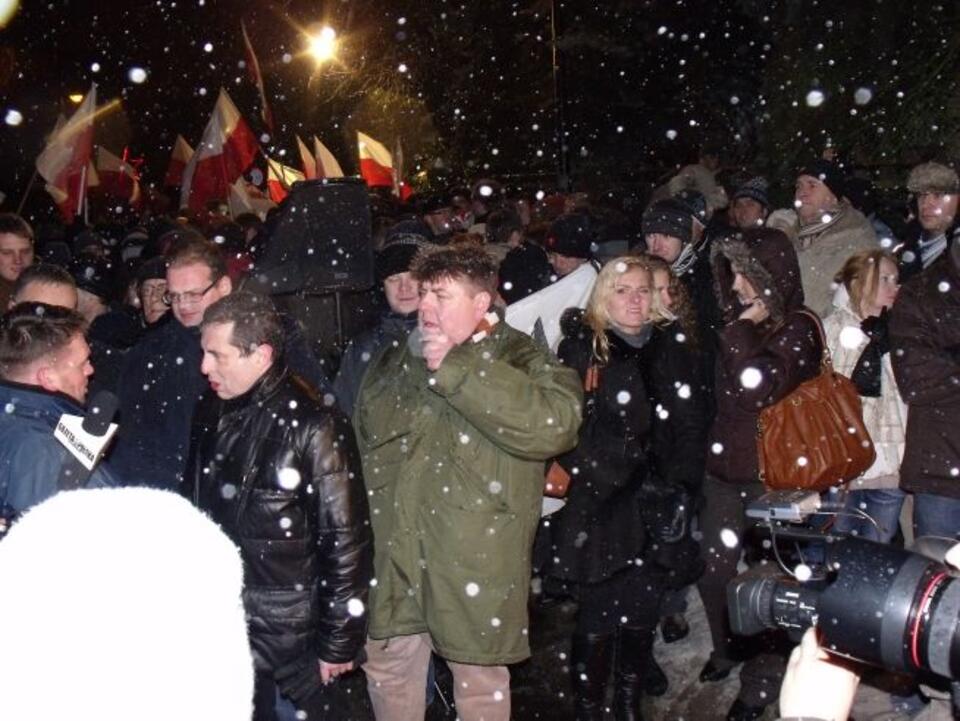 Spotkanie przed domem gen. Jaruzelskiego w 2010 r. Fot. wPolityce.pl
