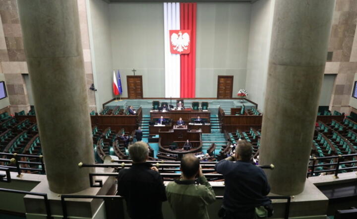 Posłowie na sali plenarnej Sejmu w Warszawie, 26 bm. / autor: PAP/Tomasz Gzell