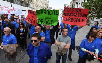 Marsz pracowników łódzkiej fabryki lotniczej - popierają wybór śmigłowca Caracal. A w Świdniku wrze...