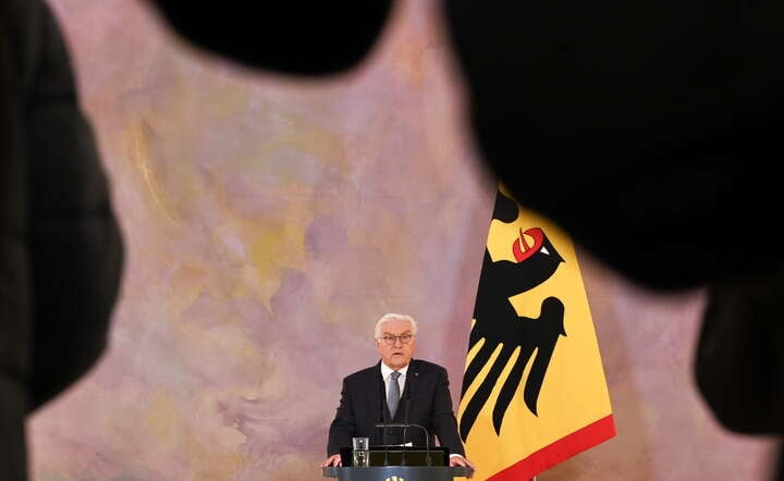 Prezydent Niemiec Frank-Walter Steinmeier ogłasza rozwiązanie Bundestagu i nowe wybory / autor: PAP/EPA/FILIP SINGER