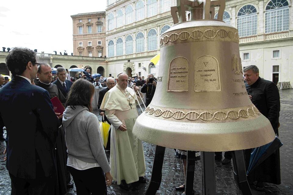 Papież pobłogosławił dzwon z Polski / autor: PAP/EPA