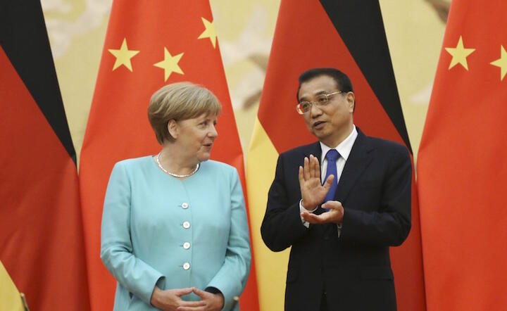 Kanclerz Niemiec Angela Merkel i premier Chin Le Keqiang, fot. PAP/EPA/HOW HWEE YOUNG/POOL