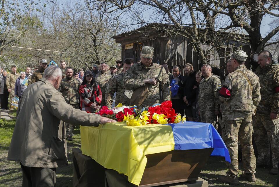 Relatives, friends, and comrades of late Ukrainian serviceman Yegor Bartosh attend his farewell ceremony near his home in the village of Korniivka, Kyiv area, Ukraine, 25 April 2023  / autor: PAP/EPA