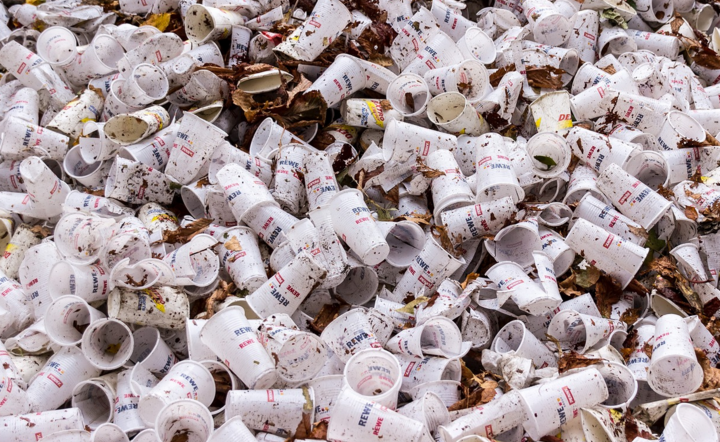 Śmieci, plastikowe kubki / autor: Pixabay