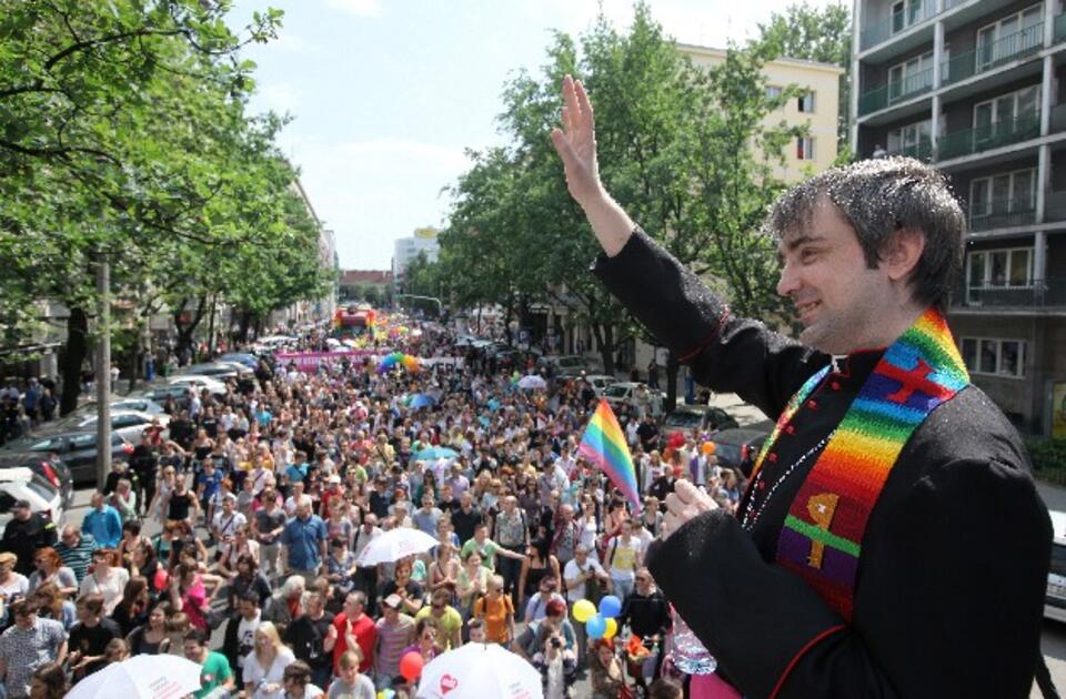 Im wolno nawet wykpiwać kapłanów. W imię tolerancji oczywiście. PAP