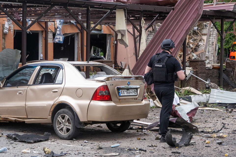 Zniszczenia w pobliżu kawiarni w Charkowie, obok której eksplodował rosyjski pocisk UMPB D-30 / autor: PAP/Mykola Kalyeniak