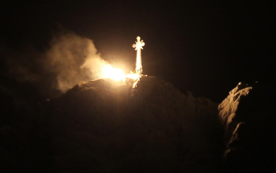 Krzyż na Giewoncie o 21:37. Fot. PAP / Grzegorz Momot