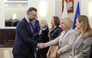 Na zdjęciu Paulina Hennig-Kloska wita się z Władysławem Kosiniakiem-Kamyszem na posiedzeniu rządu w KPRM / autor: PAP/Paweł Supernak