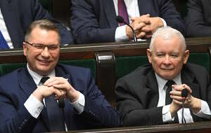 Na zdjęciu prezes PiS Jarosław Kaczyński oraz kandydat na premiera prof. Przemysław Czarnek siedzący w sejmowej ławie / autor: PAP/Radek Pietruszka
