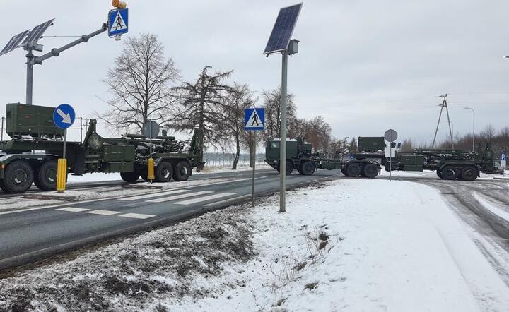 Transport Patriotów rusza z jednostki pod Sochczewem na lotnisko na warszawskim Bemowie, / autor: Twitter / @mblaszczak