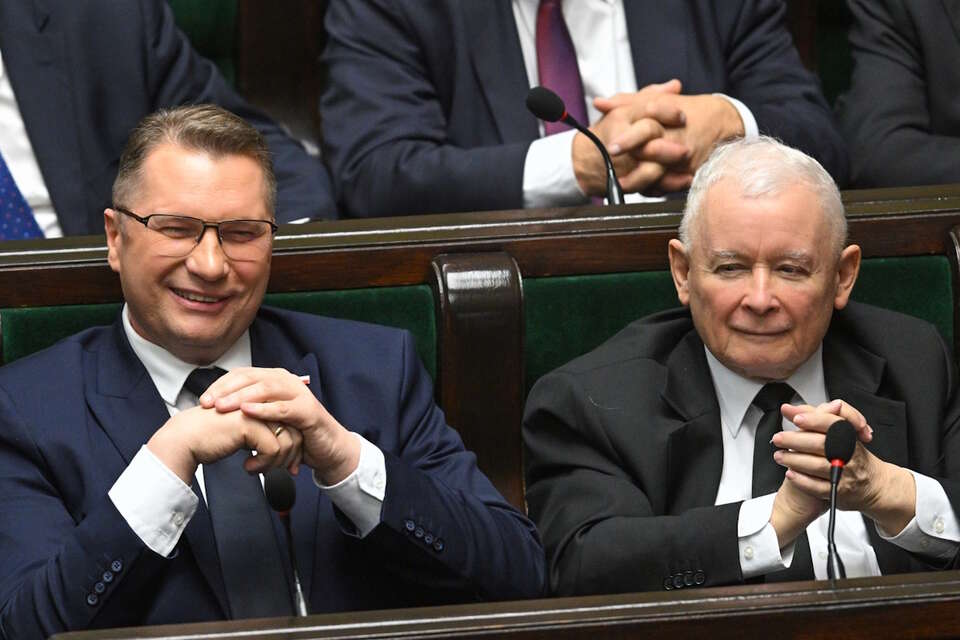 Na zdjęciu prezes PiS Jarosław Kaczyński oraz kandydat na premiera prof. Przemysław Czarnek siedzący w sejmowej ławie / autor: PAP/Radek Pietruszka