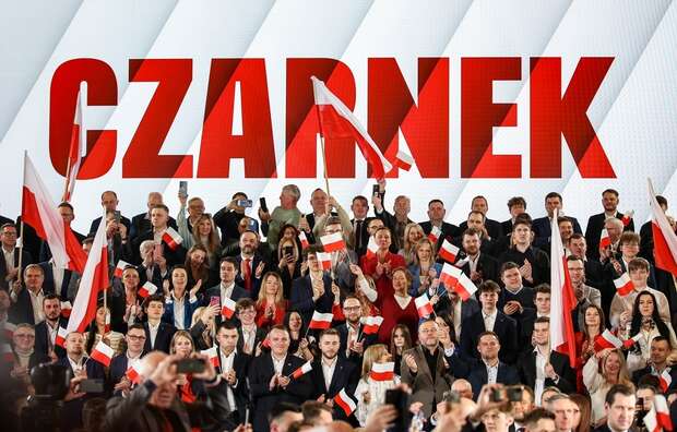 Uczestnicy konwencji Prawa i Sprawiedliwości w Krakowie, w tle napis "CZARNEK" / autor: PAP/Łukasz Gągulski